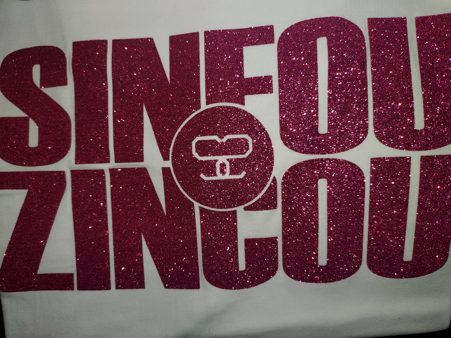 logo SinfouZincou rose paillettés sur tee shirt blanc