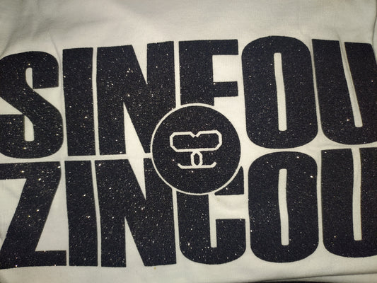 logo SinfouZincou noir paillettés sur tee shirt blanc