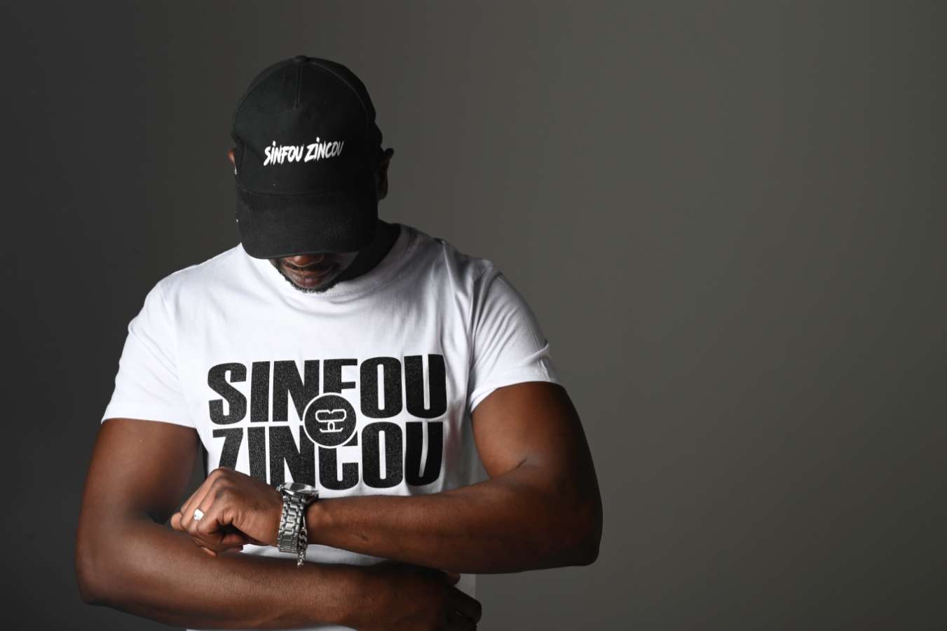 logo SinfouZincou noir paillettés sur tee shirt blanc